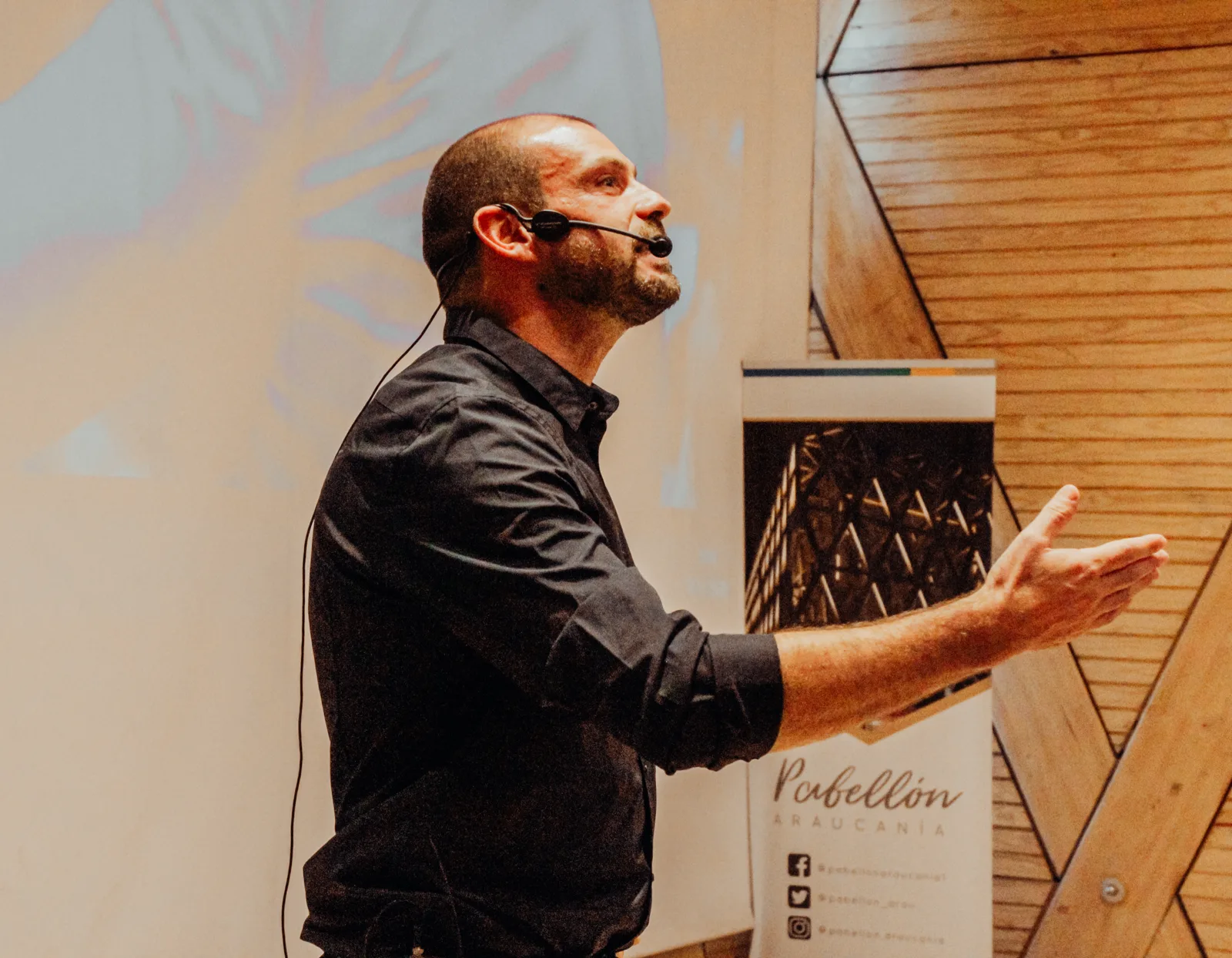 Felipe Bozzo Smith dando una charla